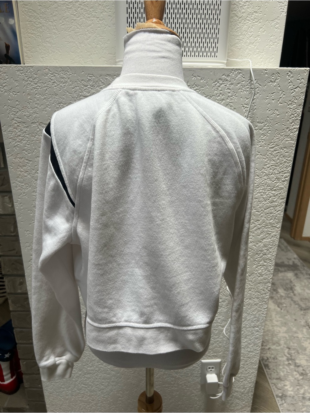 Nike Oversized Big Swoosh Crop Crewneck Sweatshirt Women’s Medium M White Black - Picture 2 of 3